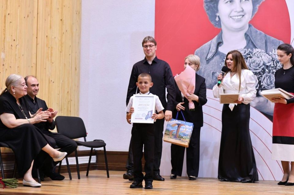 Итоги IV Открытого регионального конкурса юных пианистов имени Заремы Лолаевой подвели во Владикавказе, сообщает пресс-служба филиала Мариинского театра Итоги IV Открытого регионального конкурса юных пианистов имени Заремы Лолаевой подвели во Владикавказе, сообщает пресс-служба филиала Мариинского театра