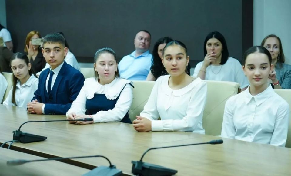 27 юных жителей Северной Осетии получили свои первые паспорта из рук Сергея Меняйло 27 юных жителей Северной Осетии получили свои первые паспорта из рук Сергея Меняйло