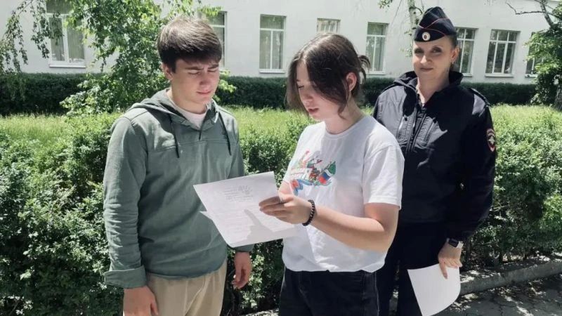 Сотрудники ПДН Моздокского района Северной Осетии и активисты «Молодой Гвардии» провели акцию «Лето в безопасности» Сотрудники ПДН Моздокского района Северной Осетии и активисты «Молодой Гвардии» провели акцию «Лето в безопасности»
