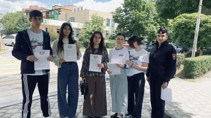 Сотрудники ПДН Моздокского района Северной Осетии и активисты «Молодой Гвардии» провели акцию «Лето в безопасности» Сотрудники ПДН Моздокского района Северной Осетии и активисты «Молодой Гвардии» провели акцию «Лето в безопасности»