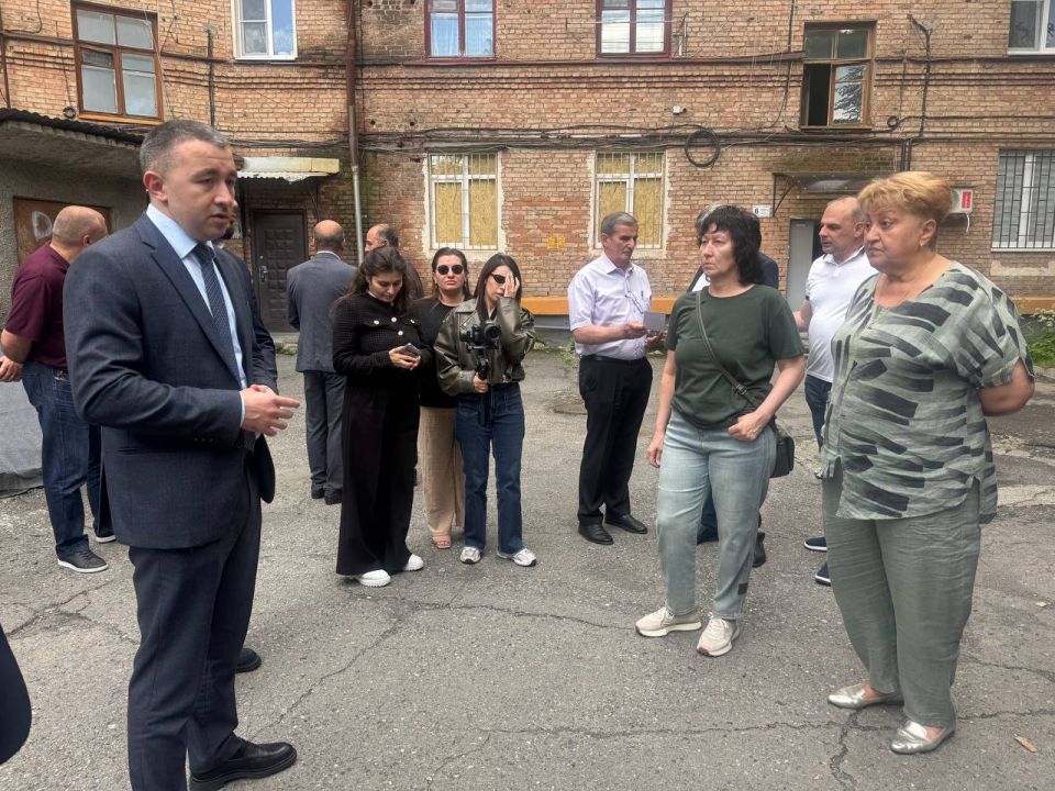 По поручению Главы Северной Осетии Сергея Меняйло представители Министерства строительства и архитектуры и руководители подведомственных учреждений выехали по адресу Маркова 25, где расположен дом, кровля которого нуждается... По поручению Главы Северной Осетии Сергея Меняйло представители Министерства строительства и архитектуры и руководители подведомственных учреждений выехали по адресу Маркова 25, где расположен дом, кровля которого нуждается...