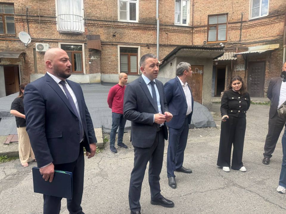 По поручению Главы Северной Осетии Сергея Меняйло представители Министерства строительства и архитектуры и руководители подведомственных учреждений выехали по адресу Маркова 25, где расположен дом, кровля которого нуждается... По поручению Главы Северной Осетии Сергея Меняйло представители Министерства строительства и архитектуры и руководители подведомственных учреждений выехали по адресу Маркова 25, где расположен дом, кровля которого нуждается...