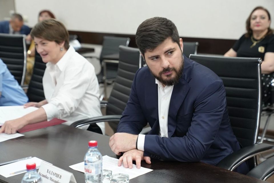 Под председательством Асланбека Хадарцева члены комитета по бюджету, налогам, собственности и кредитным организациям обсудили исполнение республиканского бюджета за 2025 год и первый квартал текущего года, а также... Под председательством Асланбека Хадарцева члены комитета по бюджету, налогам, собственности и кредитным организациям обсудили исполнение республиканского бюджета за 2025 год и первый квартал текущего года, а также...