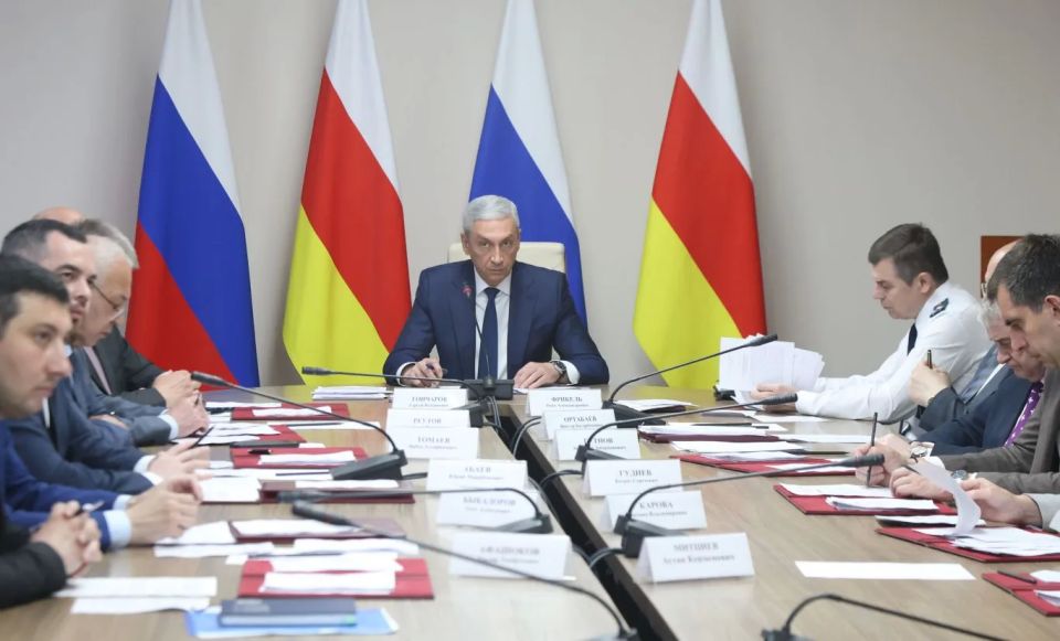 Председатель Правительства РСО – Алания Борис Джанаев провел заседание кабинета министров, на котором рассмотрены вопросы, касающиеся различных сфер жизнедеятельности республики