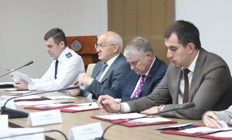 Председатель Правительства РСО – Алания Борис Джанаев провел заседание кабинета министров, на котором рассмотрены вопросы, касающиеся различных сфер жизнедеятельности республики Председатель Правительства РСО – Алания Борис Джанаев провел заседание кабинета министров, на котором рассмотрены вопросы, касающиеся различных сфер жизнедеятельности республики