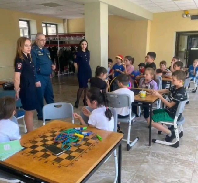 Безопасные каникулы с ПДН: В Северной Осетии полицейские Беслана учат школьников не попадать в беду Безопасные каникулы с ПДН: В Северной Осетии полицейские Беслана учат школьников не попадать в беду
