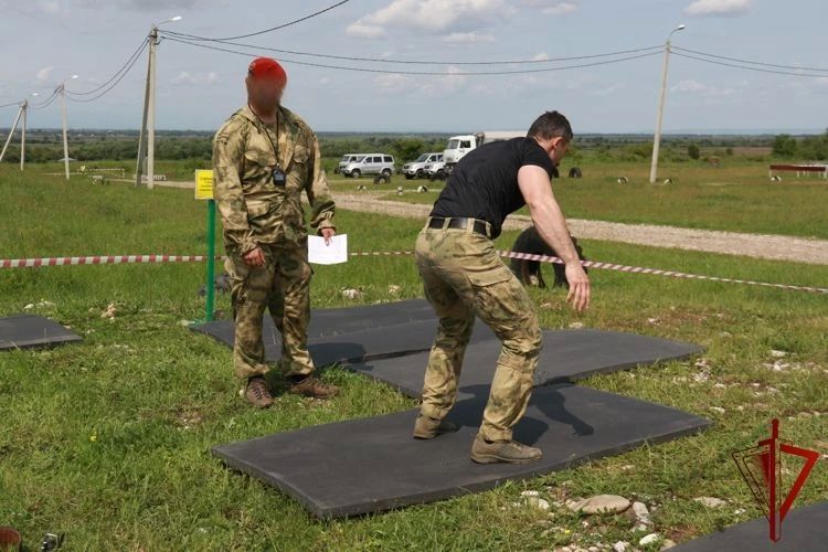 В СЕВЕРНОЙ ОСЕТИИ ПРОШЛИ ИСПЫТАНИЯ НА ПРАВО НОШЕНИЯ ЗНАКА ОТЛИЧИЯ ПОЛИЦЕЙСКОГО СПЕЦНАЗА РОСГВАРДИИ Сотрудники ОМОН «Ирбис» Управления Росгвардии по Республике Северная Осетия-Алания прошли испытания на право ношения... В СЕВЕРНОЙ ОСЕТИИ ПРОШЛИ ИСПЫТАНИЯ НА ПРАВО НОШЕНИЯ ЗНАКА ОТЛИЧИЯ ПОЛИЦЕЙСКОГО СПЕЦНАЗА РОСГВАРДИИ Сотрудники ОМОН «Ирбис» Управления Росгвардии по Республике Северная Осетия-Алания прошли испытания на право ношения...