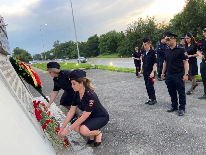 В День памяти и скорби полицейские Пригородного района Северной Осетии зажгли свечи памяти В День памяти и скорби полицейские Пригородного района Северной Осетии зажгли свечи памяти