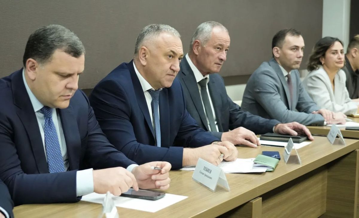 Глава РСО – Алания Сергей Меняйло провел еженедельное аппаратное совещание с участием руководителей органов исполнительной власти и муниципальных образований, представителей правоохранительных и надзорных структур республики Глава РСО – Алания Сергей Меняйло провел еженедельное аппаратное совещание с участием руководителей органов исполнительной власти и муниципальных образований, представителей правоохранительных и надзорных структур республики