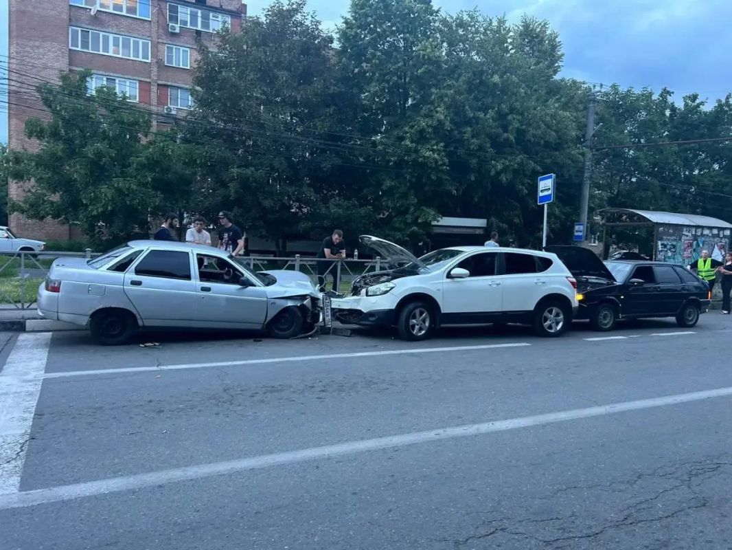Во Владикавказе подросток за рулем устроил ДТП с участием трёх автомобилей Во Владикавказе подросток за рулем устроил ДТП с участием трёх автомобилей