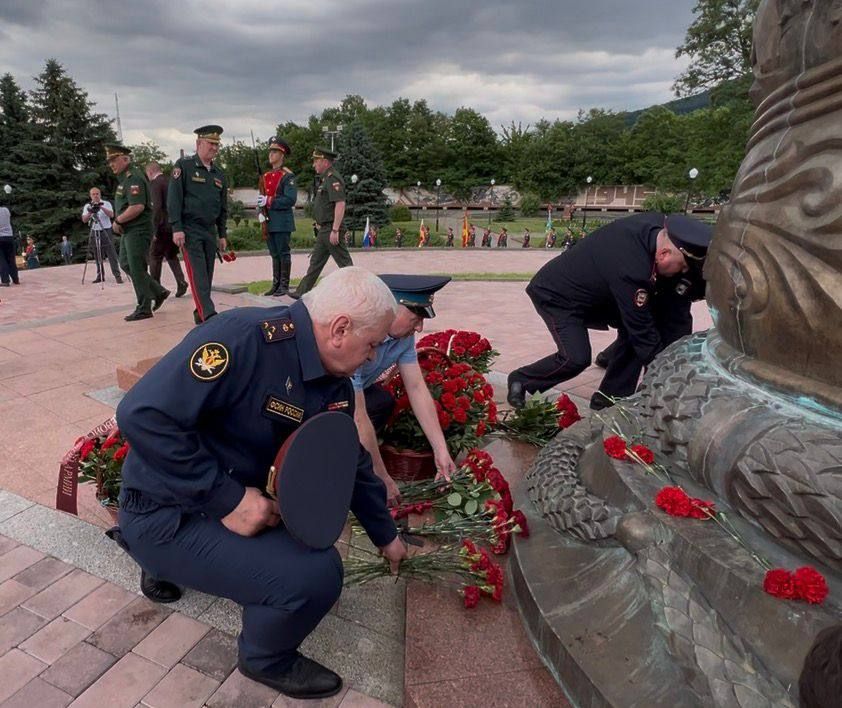 Личный состав УФСИН России по Республике Северная Осетия – Алания в День памяти и скорби возложил цветы на Аллее Славы Личный состав УФСИН России по Республике Северная Осетия – Алания в День памяти и скорби возложил цветы на Аллее Славы