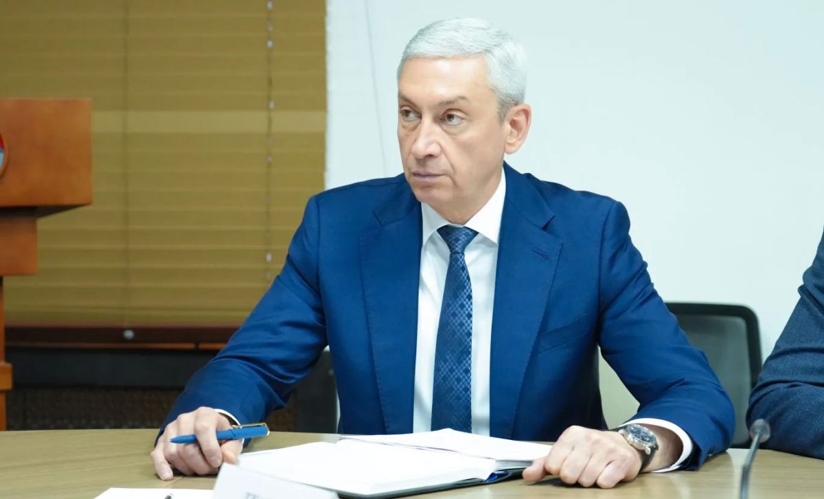 Глава РСО – Алания Сергей Меняйло провел еженедельное аппаратное совещание с участием руководителей органов исполнительной власти и муниципальных образований, представителей правоохранительных и надзорных структур республики Глава РСО – Алания Сергей Меняйло провел еженедельное аппаратное совещание с участием руководителей органов исполнительной власти и муниципальных образований, представителей правоохранительных и надзорных структур республики