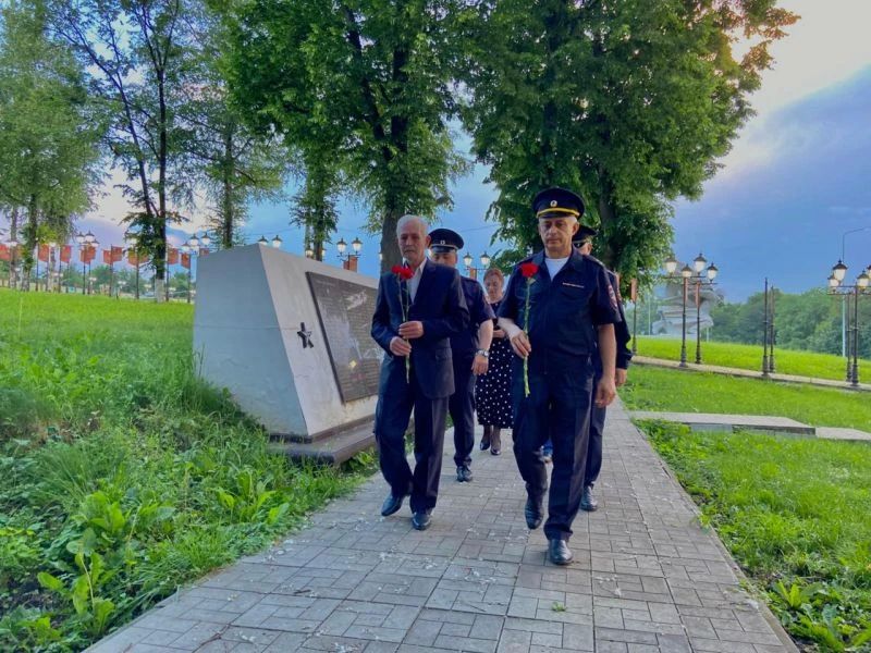В День памяти и скорби полицейские Пригородного района Северной Осетии зажгли свечи памяти В День памяти и скорби полицейские Пригородного района Северной Осетии зажгли свечи памяти