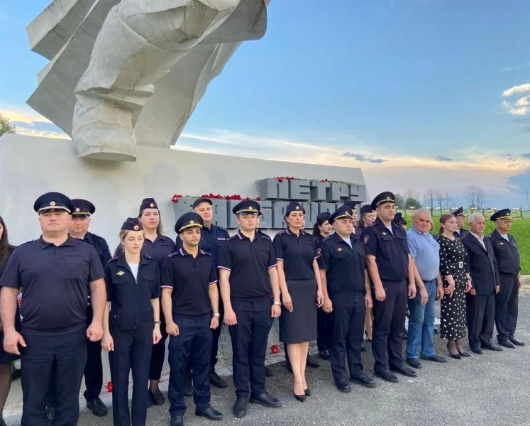 В День памяти и скорби полицейские Пригородного района Северной Осетии зажгли свечи памяти В День памяти и скорби полицейские Пригородного района Северной Осетии зажгли свечи памяти