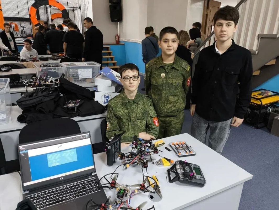 Ученики школы №3 с.Эльхотово осваивают управление беспилотными летательными аппаратами Ученики школы №3 с.Эльхотово осваивают управление беспилотными летательными аппаратами
