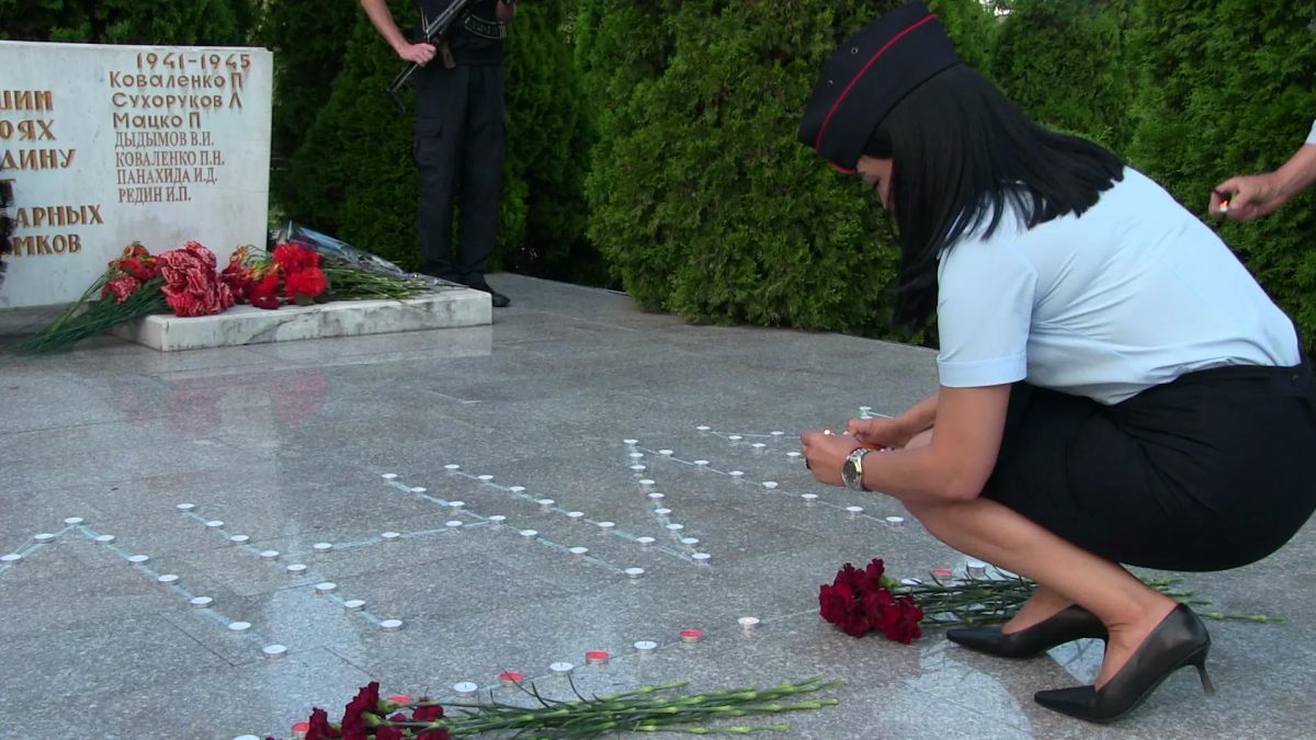 Руководство, личный состав ОМВД России по Моздокскому району совместно с ветеранами и общественниками в память о подвиге советского солдата, в знак скорби о жертвах Великой Отечественной войны зажгли свечи Руководство, личный состав ОМВД России по Моздокскому району совместно с ветеранами и общественниками в память о подвиге советского солдата, в знак скорби о жертвах Великой Отечественной войны зажгли свечи