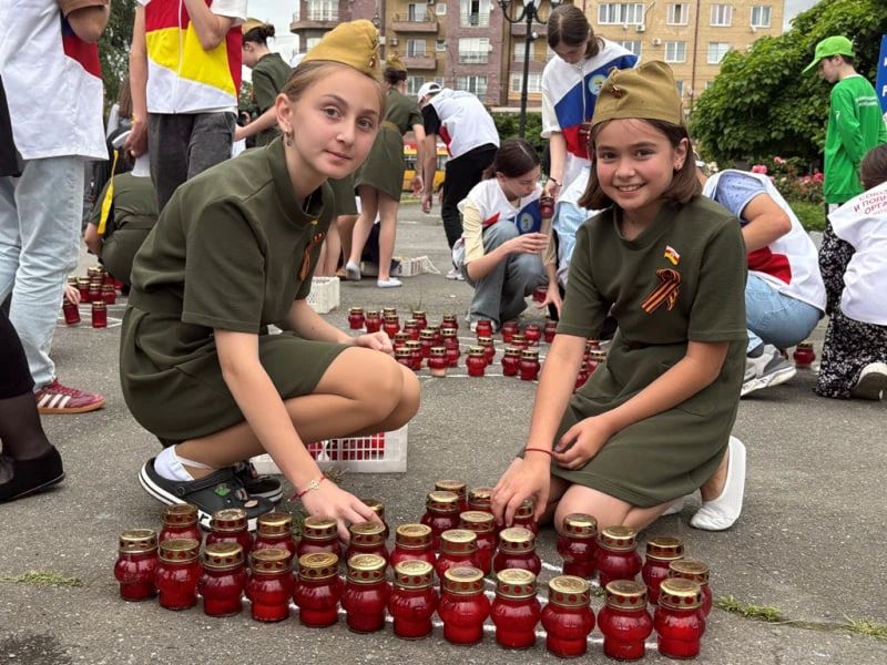 В Северной Осетии в День памяти и скорби представители Общественного совета УМВД России по г. Владикавказу и школьники города приняли участие во Всероссийской акции «Свеча памяти» В Северной Осетии в День памяти и скорби представители Общественного совета УМВД России по г. Владикавказу и школьники города приняли участие во Всероссийской акции «Свеча памяти»