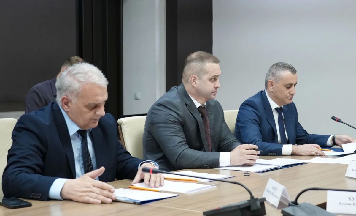 Борис Джанаев провел совещание по коммунальной инфраструктуре садоводческих товариществ Борис Джанаев провел совещание по коммунальной инфраструктуре садоводческих товариществ