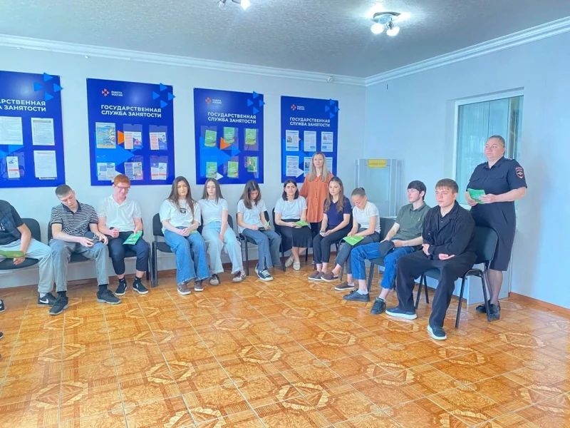 Сотрудники подразделения по делам несовершеннолетних ОВД Алагирского района Северной Осетии при содействии Центра занятости населения провели серию обучающих мероприятий для студентов, в том числе для лиц, состоящих на... Сотрудники подразделения по делам несовершеннолетних ОВД Алагирского района Северной Осетии при содействии Центра занятости населения провели серию обучающих мероприятий для студентов, в том числе для лиц, состоящих на...