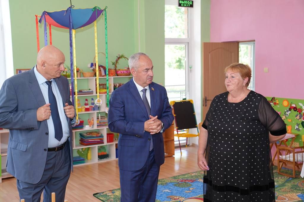 Председатель Парламента Таймураз Тускаев посетил Кировский район с рабочим визитом Председатель Парламента Таймураз Тускаев посетил Кировский район с рабочим визитом