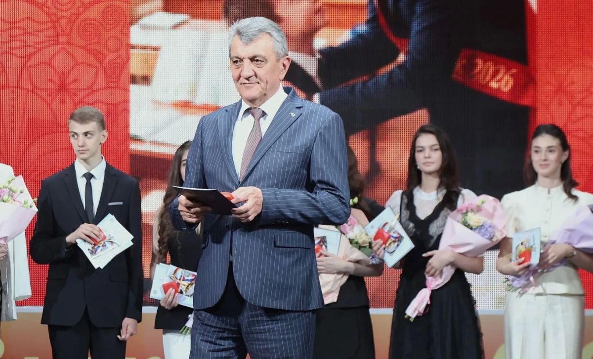 Глава РСО – Алания Сергей Меняйло принял участие в торжественной церемонии вручения аттестатов с отличием и медалей «За особые успехи в учении» I степени выпускникам владикавказских школ Глава РСО – Алания Сергей Меняйло принял участие в торжественной церемонии вручения аттестатов с отличием и медалей «За особые успехи в учении» I степени выпускникам владикавказских школ