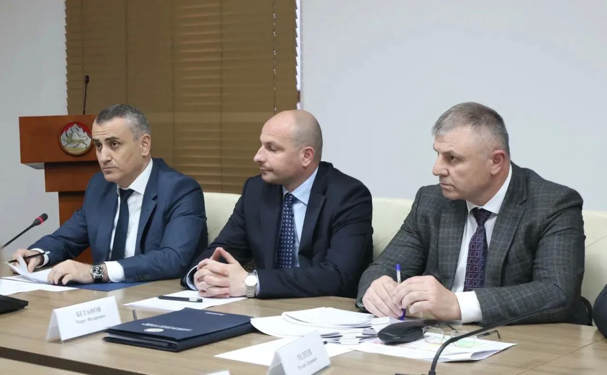 Глава РСО – Алания Сергей Меняйло провел совещание по вопросам жилищно-коммунального хозяйства Глава РСО – Алания Сергей Меняйло провел совещание по вопросам жилищно-коммунального хозяйства