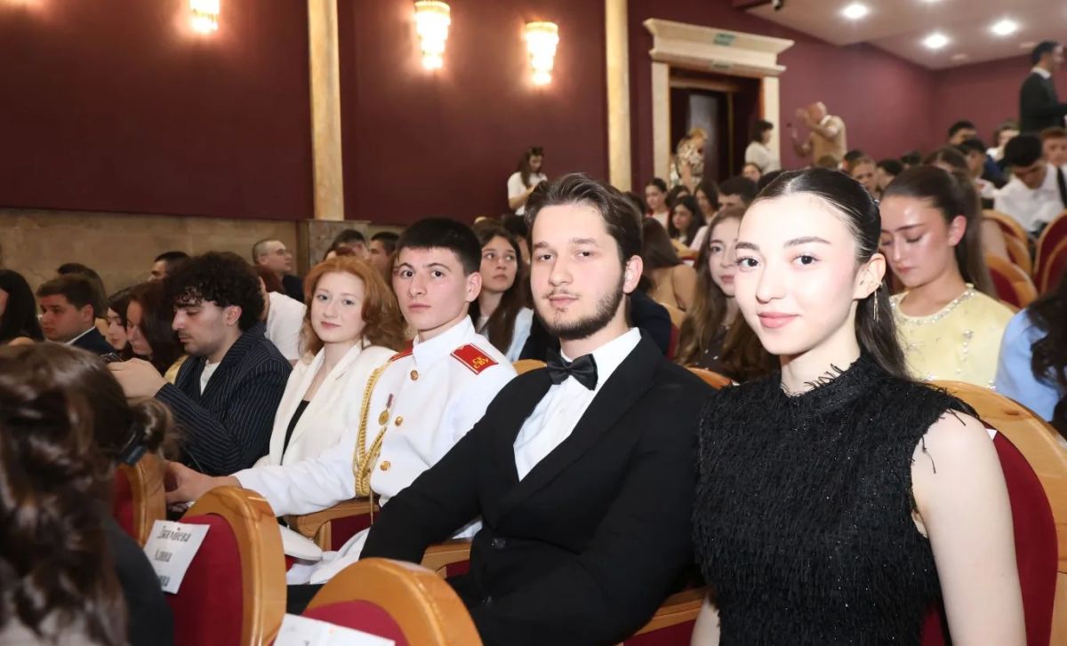Глава РСО – Алания Сергей Меняйло принял участие в торжественной церемонии вручения аттестатов с отличием и медалей «За особые успехи в учении» I степени выпускникам владикавказских школ Глава РСО – Алания Сергей Меняйло принял участие в торжественной церемонии вручения аттестатов с отличием и медалей «За особые успехи в учении» I степени выпускникам владикавказских школ