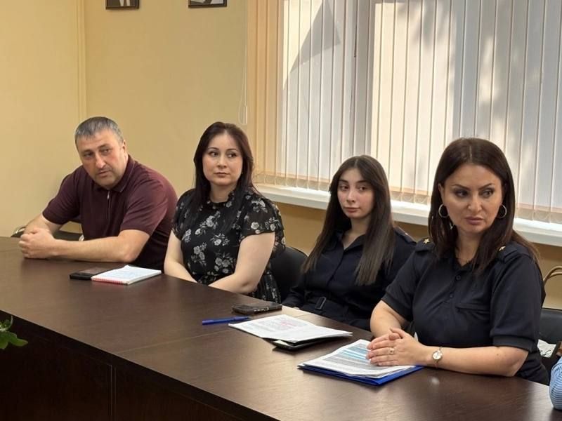 Полицейские Владикавказа и члены Общественного совета обсудили с народными дружинниками совместную охрану правопорядка Полицейские Владикавказа и члены Общественного совета обсудили с народными дружинниками совместную охрану правопорядка