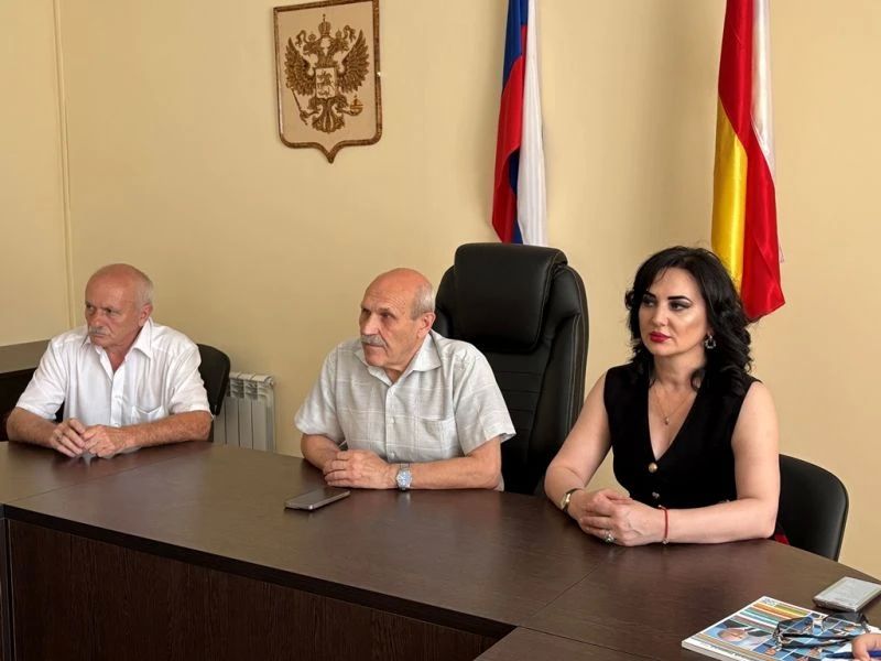 Полицейские Владикавказа и члены Общественного совета обсудили с народными дружинниками совместную охрану правопорядка Полицейские Владикавказа и члены Общественного совета обсудили с народными дружинниками совместную охрану правопорядка