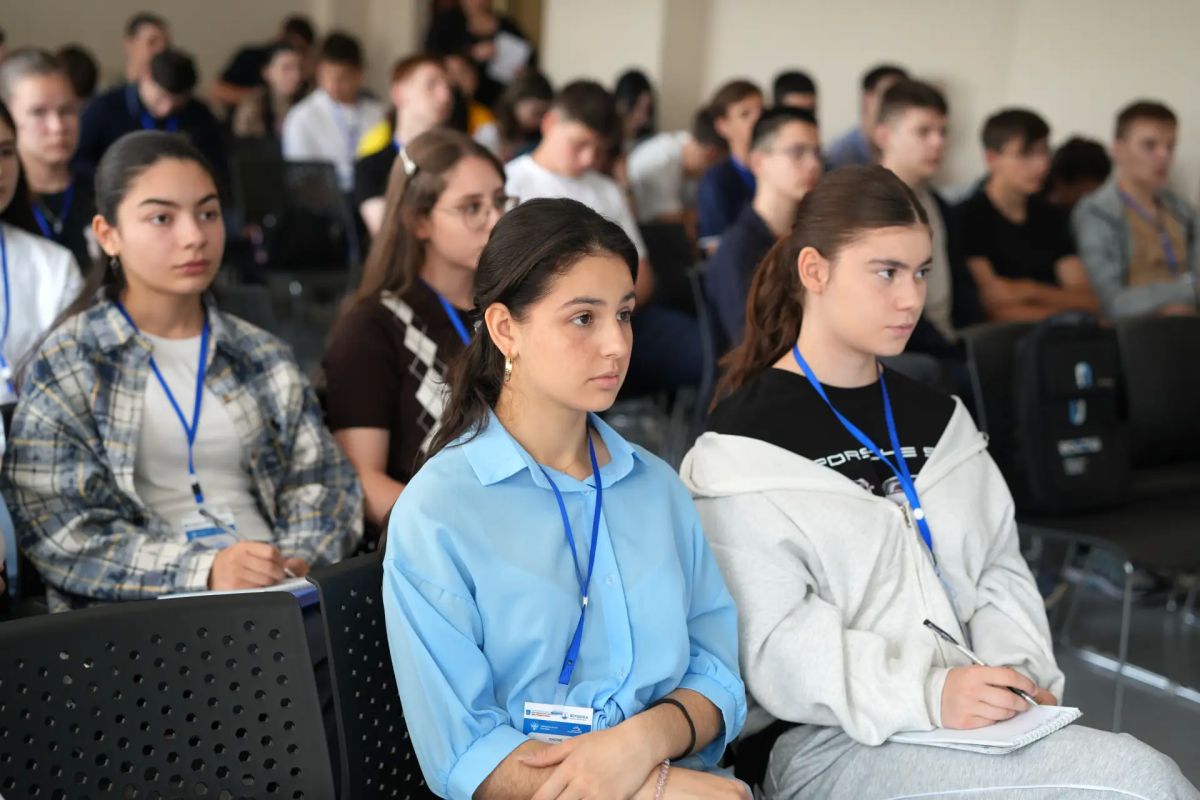 В «Вершине» проходит летняя смена «Коды Курчатова», и мы рады представить команду преподавателей, которые приехали во Владикавказ, чтобы работать с ребятами В «Вершине» проходит летняя смена «Коды Курчатова», и мы рады представить команду преподавателей, которые приехали во Владикавказ, чтобы работать с ребятами