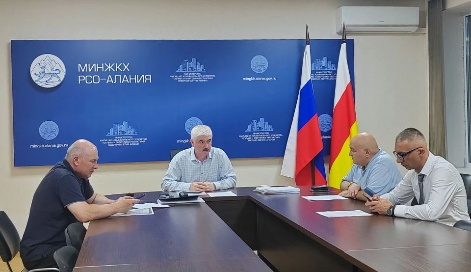 В связи с прогнозируемым ухудшением погодных условий , на базе Министерства ЖКХ собрался оперативный штаб