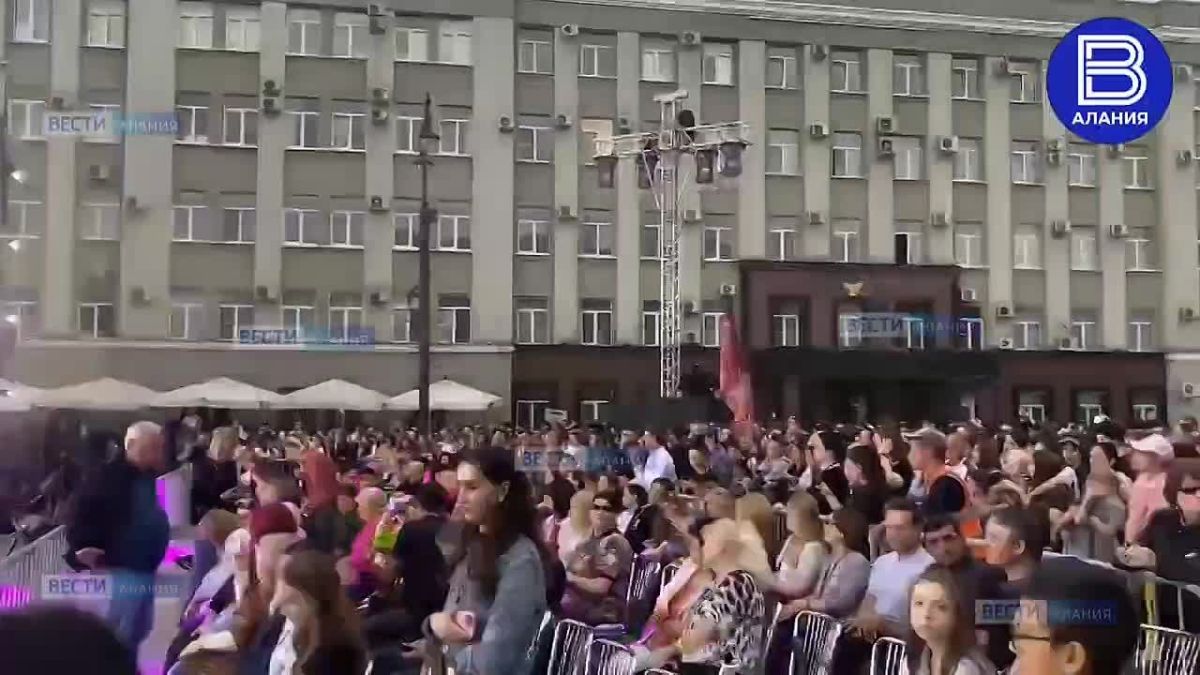 Уже через несколько минут на площади Свободы начнется четырехчасовой концерт-закрытие третьего Всероссийского фестиваля "Вахтангов