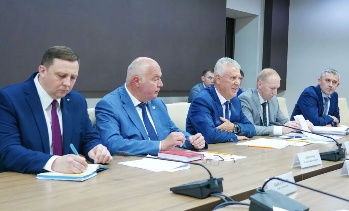 Председатель Правительства РСО – Алания Борис Джанаев и начальник контрольного департамента аппарата полномочного представителя Президента РФ в СКФО Сергей Никитин провели совещание, посвященное исполнению органами власти... Председатель Правительства РСО – Алания Борис Джанаев и начальник контрольного департамента аппарата полномочного представителя Президента РФ в СКФО Сергей Никитин провели совещание, посвященное исполнению органами власти...