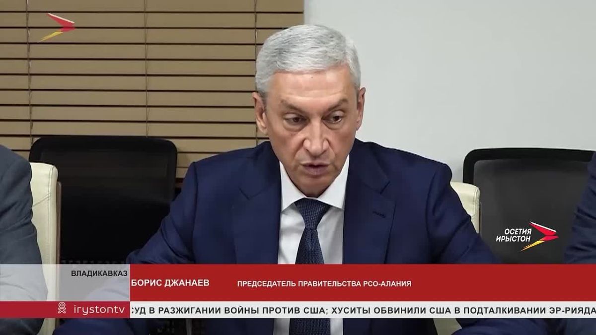 Борис Джанаев и начальник контрольного департамента аппарата полпреда Президента в СКФО Сергей Никитин провели совещание, посвященное исполнению поручений Главы государства