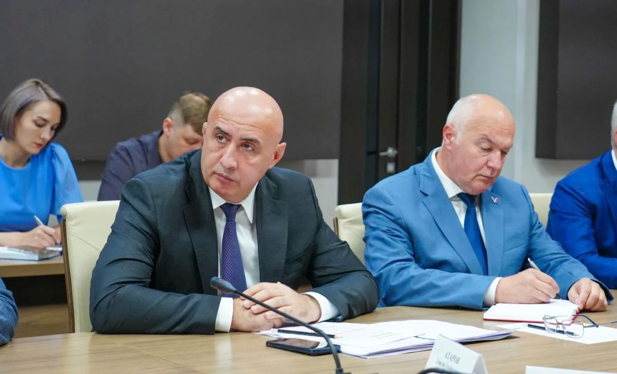 Глава РСО – Алания Сергей Меняйло провел еженедельное аппаратное совещание с участием руководителей органов исполнительной власти и муниципальных образований, представителей правоохранительных и надзорных структур республики Глава РСО – Алания Сергей Меняйло провел еженедельное аппаратное совещание с участием руководителей органов исполнительной власти и муниципальных образований, представителей правоохранительных и надзорных структур республики