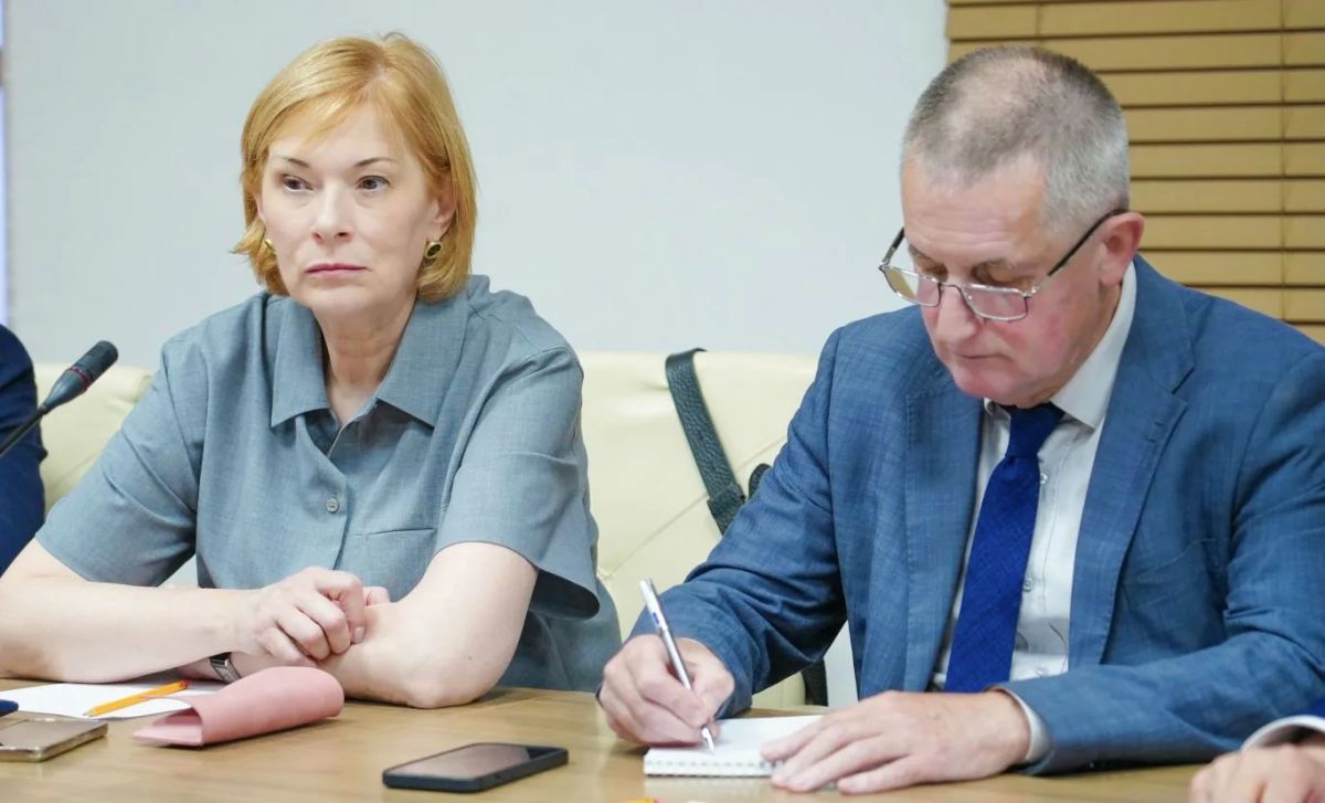 Председатель Правительства РСО – Алания Борис Джанаев и начальник контрольного департамента аппарата полномочного представителя Президента РФ в СКФО Сергей Никитин провели совещание, посвященное исполнению органами власти... Председатель Правительства РСО – Алания Борис Джанаев и начальник контрольного департамента аппарата полномочного представителя Президента РФ в СКФО Сергей Никитин провели совещание, посвященное исполнению органами власти...