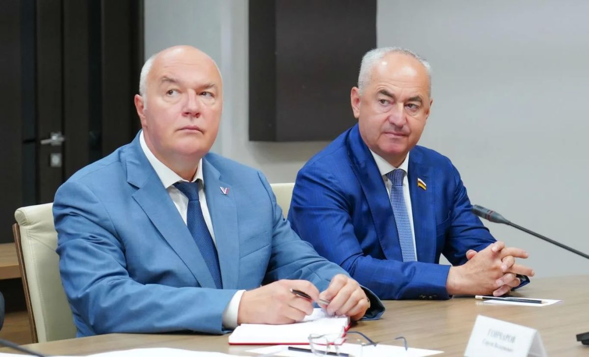 Глава РСО – Алания Сергей Меняйло провел еженедельное аппаратное совещание с участием руководителей органов исполнительной власти и муниципальных образований, представителей правоохранительных и надзорных структур республики Глава РСО – Алания Сергей Меняйло провел еженедельное аппаратное совещание с участием руководителей органов исполнительной власти и муниципальных образований, представителей правоохранительных и надзорных структур республики