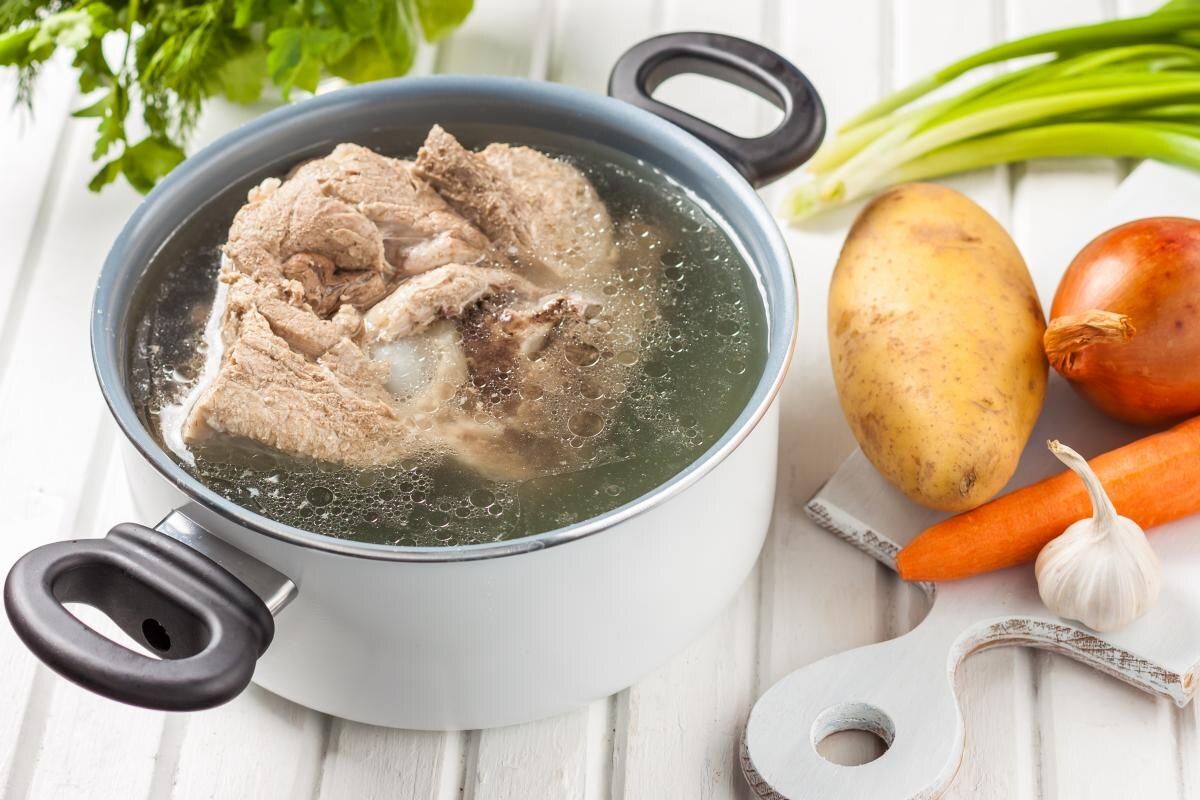 Секреты идеального бульона: когда помещать мясо в воду