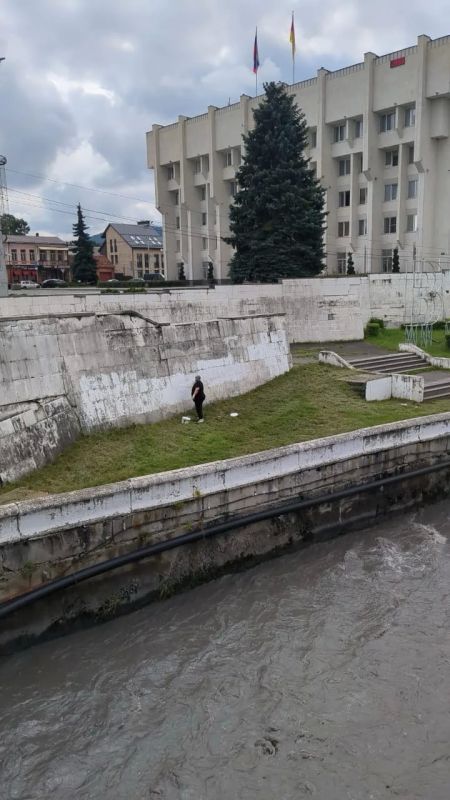 Коммунальщики закрасили надписи на подпорной стене у Чугунного моста Коммунальщики закрасили надписи на подпорной стене у Чугунного моста