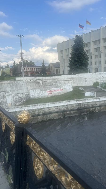 Коммунальщики закрасили надписи на подпорной стене у Чугунного моста
