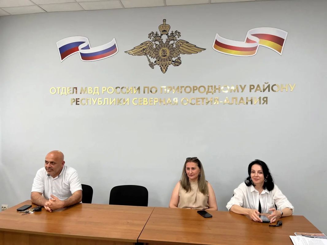 В Пригородном районе полицейские и общественники провели правовую лекцию для старшеклассников В Пригородном районе полицейские и общественники провели правовую лекцию для старшеклассников