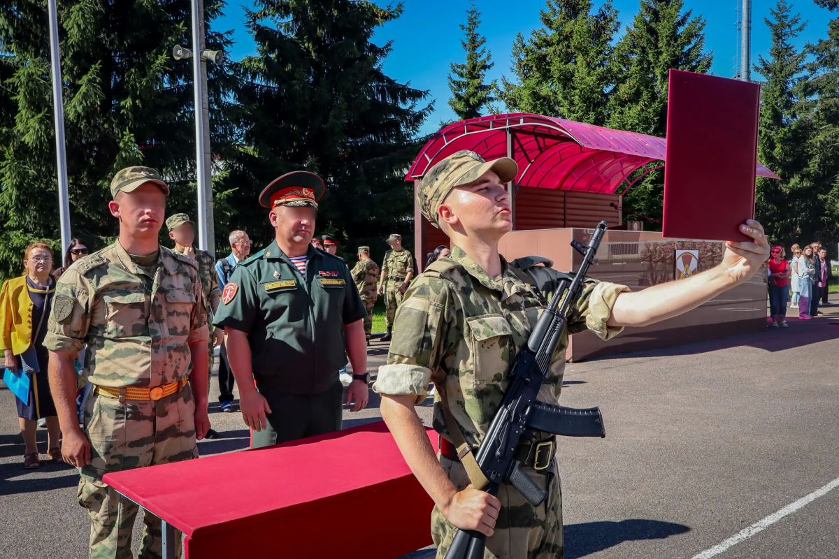 В Ленинградской области состоялась торжественная церемония принятия Военной присяги военнослужащими по призыву 33-й бригады оперативного назначения, морского отряда, батальона и полка по охране важных государственных... В Ленинградской области состоялась торжественная церемония принятия Военной присяги военнослужащими по призыву 33-й бригады оперативного назначения, морского отряда, батальона и полка по охране важных государственных...