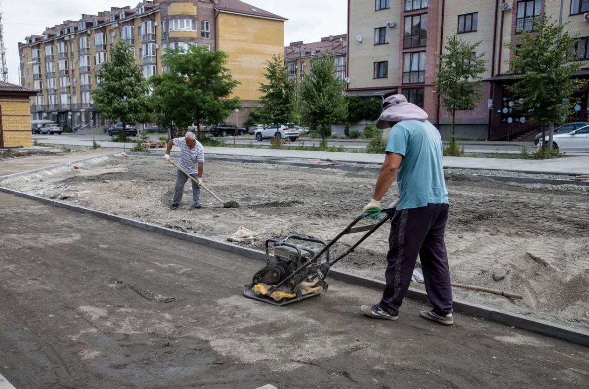 Продолжаем благоустраивать аллею в Московском микрорайоне по ул. Шамиля Джикаева Продолжаем благоустраивать аллею в Московском микрорайоне по ул. Шамиля Джикаева