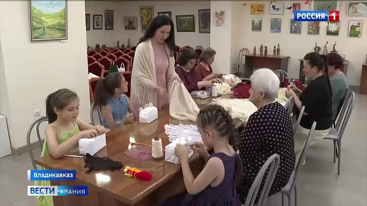 В республиканском Доме народного творчества проводят занятия по плетению осетинского платка