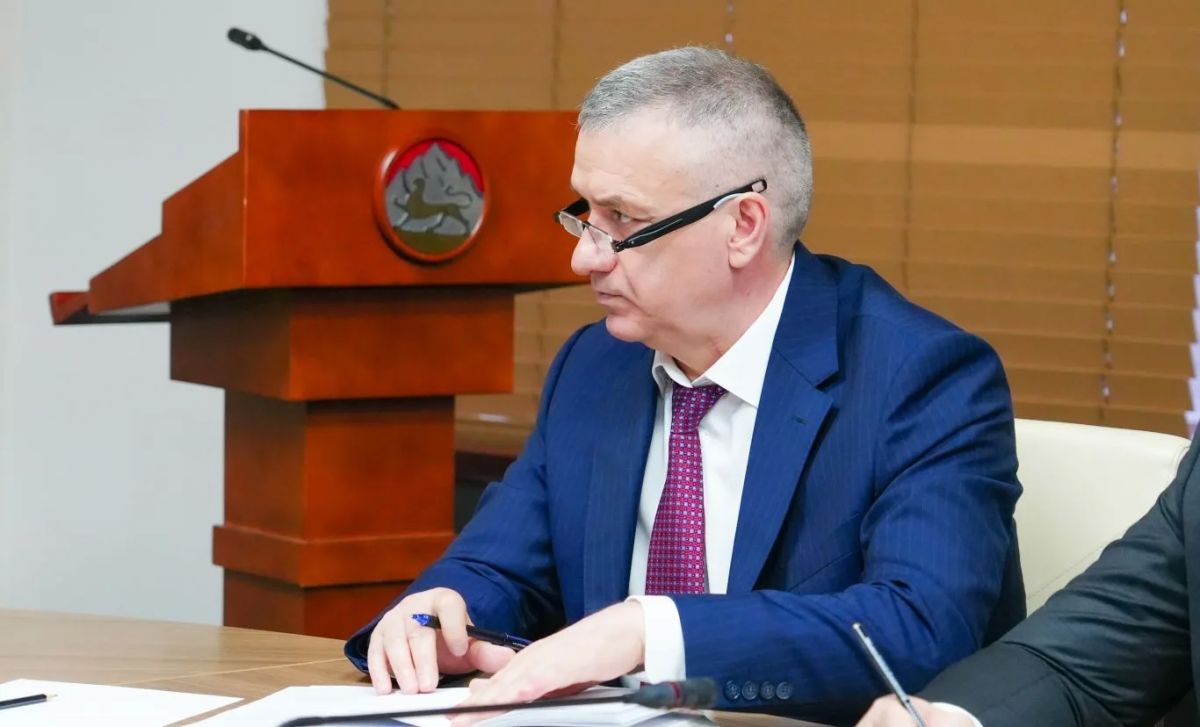 Глава РСО – Алания Сергей Меняйло провел еженедельное аппаратное совещание с участием руководителей органов исполнительной власти и муниципальных образований, представителей правоохранительных и надзорных структур республики Глава РСО – Алания Сергей Меняйло провел еженедельное аппаратное совещание с участием руководителей органов исполнительной власти и муниципальных образований, представителей правоохранительных и надзорных структур республики