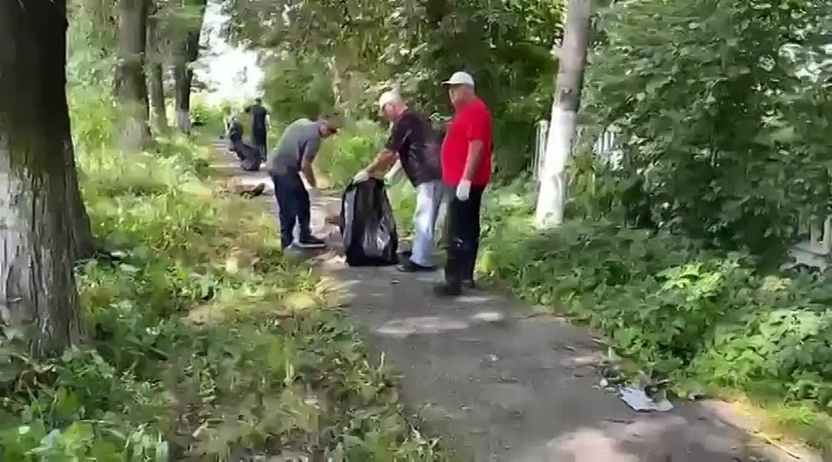 На Карцинском шоссе провели субботник