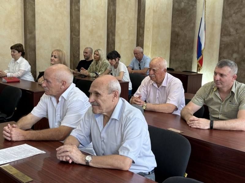 Североосетинские полицейские наградили отличившихся представителей добровольной народной дружины Североосетинские полицейские наградили отличившихся представителей добровольной народной дружины