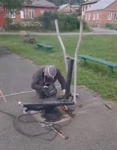 Муниципальные коммунальные службы отремонтировали детскую площадку в пос Муниципальные коммунальные службы отремонтировали детскую площадку в пос