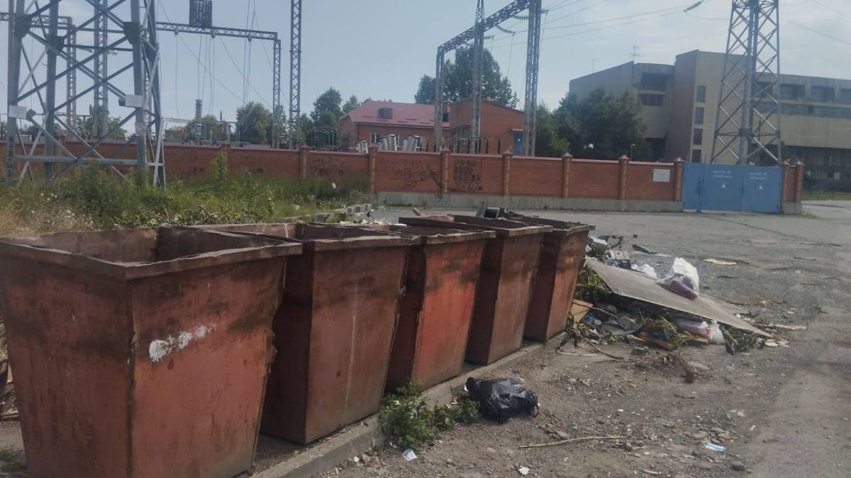 Площадка по адресу ул. Тогоева, 22 (район ДЮСШ, сухое русло) ежедневно превращается в стихийную свалку Площадка по адресу ул. Тогоева, 22 (район ДЮСШ, сухое русло) ежедневно превращается в стихийную свалку