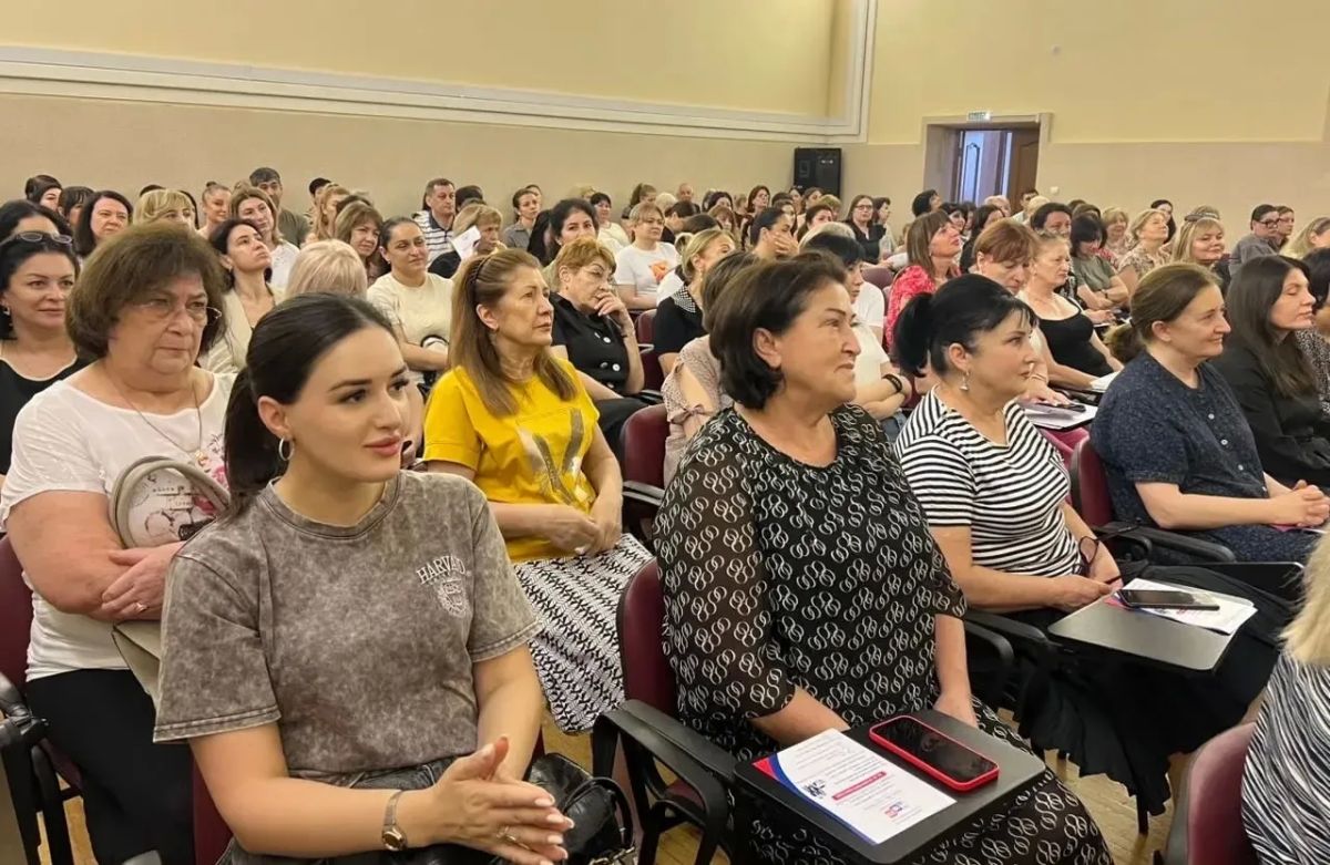 СЕГОДНЯ В ЦЕНТРЕ ВНИМАНИЯ — ТЕ, КТО РАБОТАЕТ ДЛЯ ЛЮДЕЙ СЕГОДНЯ В ЦЕНТРЕ ВНИМАНИЯ — ТЕ, КТО РАБОТАЕТ ДЛЯ ЛЮДЕЙ